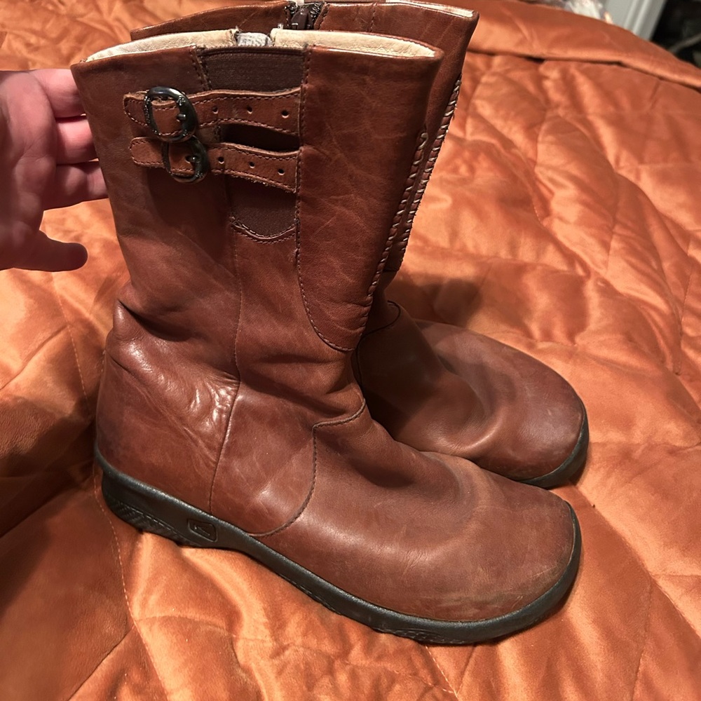 Keen brown buckle boots